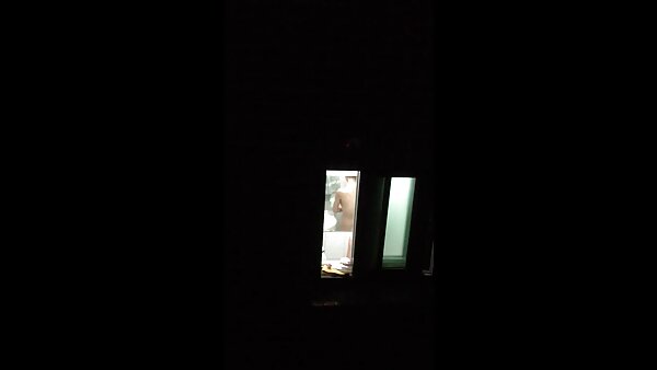 மெகா பஸ்டி ப்ளாண்டி மற்றும் அவரது அழகான இஞ்சி குஞ்சு ஒரு போலி பெரிய சேவலை பகிர்ந்து கொள்கின்றன