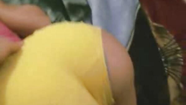 ஹார்னி அஸ் ஃபக் பஸ்டி ப்ரூனெட்டே MILF நகத்தால் ஆன நாய்க்குட்டியைப் பெற்றுக்கொண்டு ப்ளோஜாப் கொடுக்கிறது